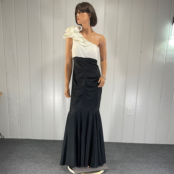 *Xscape by Joanna Chen Women's Black & White One Shoulder Dress Sz S - Picture 3 of 14